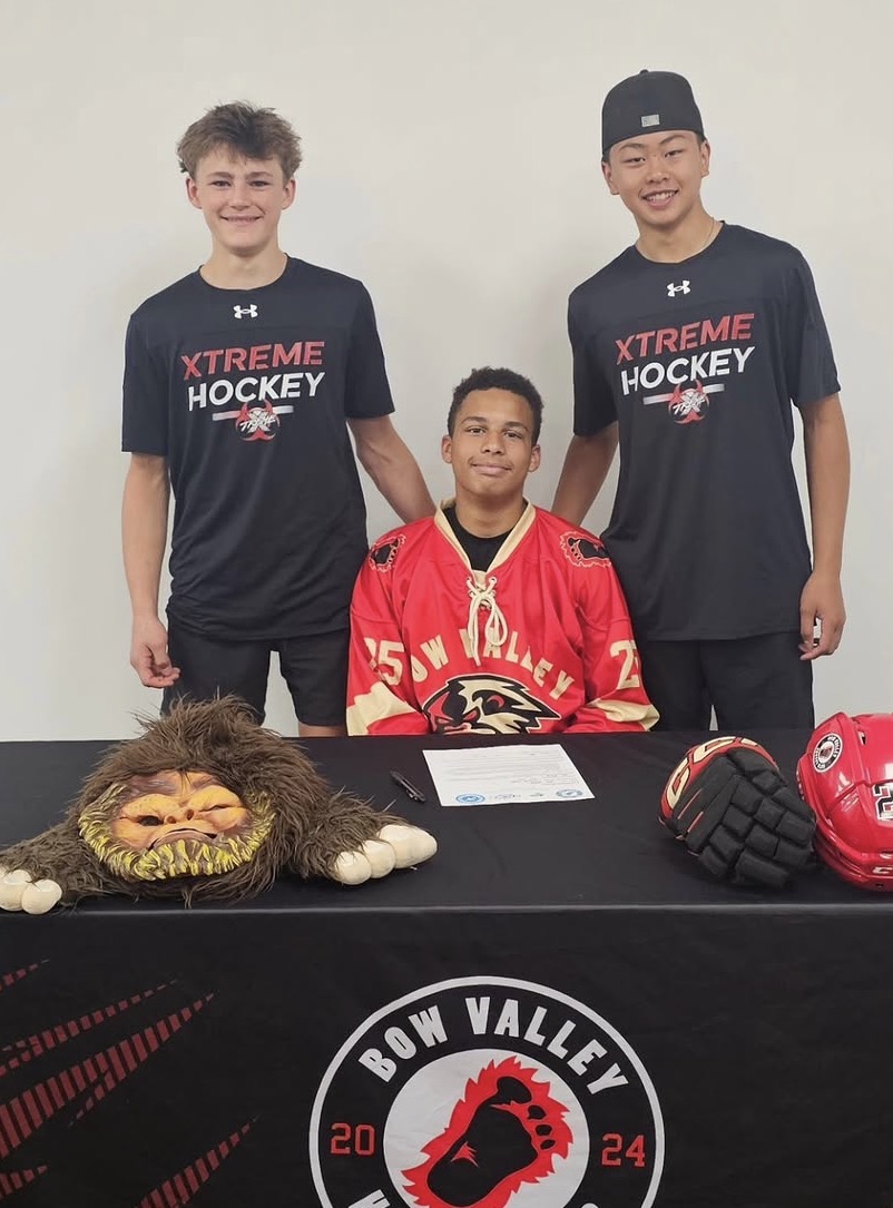 15U Bow Valley Yeti player signing with the program